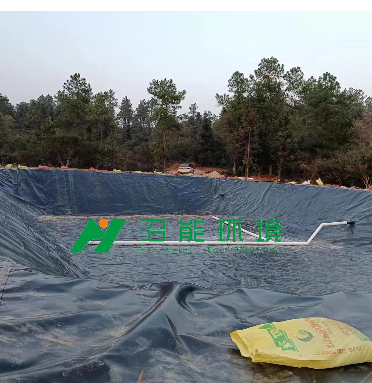 江西萍鄉(xiāng)市蘆溪銀河鎮(zhèn)黑膜沼氣池工程3600立方成功鋪底